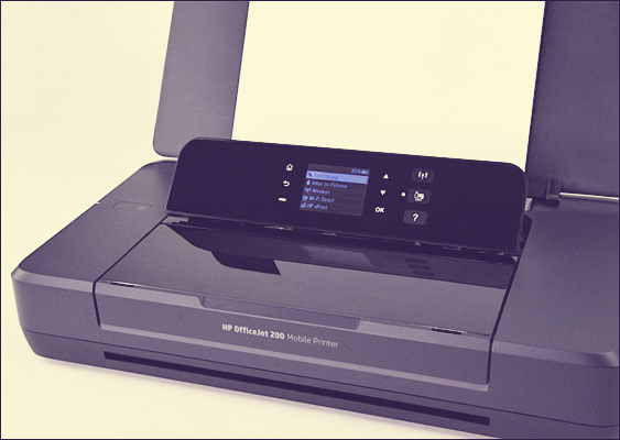 HP OfficeJet 200 Mobile Printer in Fotobox – eingeschaltet, einsatzbereit und einfach bedienbar (Foto: Sascha Vetter, Ubuntu-Blogger seit 2013) Das Foto zeigt einen eingeschalteten HP OfficeJet 200 Mobile Printer, der zentral in einer weißen Fotobox platziert ist. Die gleichmäßig ausgeleuchtete Umgebung sorgt für einen neutralen, schattenfreien Hintergrund und lenkt den Blick vollständig auf das Gerät. Durch die weiße Umrahmung entsteht eine klare, reduzierte Bildkomposition, die den mobilen Drucker als zentrales Objekt in den Fokus rückt. Der Drucker selbst ist in klassischem Schwarz gehalten und hebt sich deutlich vom hellen Hintergrund ab. Das aufgestellte Bedienfeld ist aktiviert, das integrierte Display leuchtet und zeigt den Startbildschirm mit dem Menüpunkt „Einrichtung“. Dadurch wird unmittelbar vermittelt, dass sich das Gerät im betriebsbereiten Zustand befindet und ohne weitere Vorbereitung genutzt werden kann. Die vordere Papierzufuhrklappe ist geöffnet, und im Inneren liegt bereits weißes Druckerpapier eingelegt bereit. Diese geöffnete Konfiguration unterstreicht den praktischen Einsatzcharakter des Geräts und signalisiert, dass der Drucker unmittelbar einsatzfähig ist. Gleichzeitig wird die einfache Handhabung des mobilen Modells visuell nachvollziehbar dargestellt. Als akkubetriebener Drucker ist der HP OfficeJet 200 besonders für den mobilen Einsatz konzipiert. Diese Eigenschaft wird durch die aufgeräumte, minimalistische Inszenierung in der Fotobox bewusst hervorgehoben. Das Gerät wirkt dadurch unabhängig, kompakt und flexibel einsetzbar – sowohl im professionellen Umfeld als auch im privaten Alltag. Über die gesamte Aufnahme liegt ein dezenter Vintage-Filter, der dem Bild einen leicht gelblichen, warmen Farbton verleiht. Trotz des klar technischen Motivs entsteht dadurch eine angenehme, einladende Bildwirkung. Die Kombination aus moderner Hardware und warmer Farbgebung vermittelt bewusst eine Brücke zwischen Technik und Alltagstauglichkeit. Der Drucker erscheint nicht als nüchternes Arbeitsgerät, sondern als zugängliches, benutzerfreundliches Werkzeug. Die Bildästhetik hebt sich damit bewusst von klassischen, steril wirkenden Produktfotos ab und unterstreicht den praxisorientierten Charakter des Artikels. Das Foto transportiert nicht nur technische Information, sondern auch eine emotionale Komponente: Zuverlässigkeit, Einfachheit und Vertrauen in die Technik. Als Urheber wird angegeben: Foto: Sascha Vetter, Ubuntu-Blogger seit 2013. Zuerst veröffentlicht auf GWS2.de (02/2026)