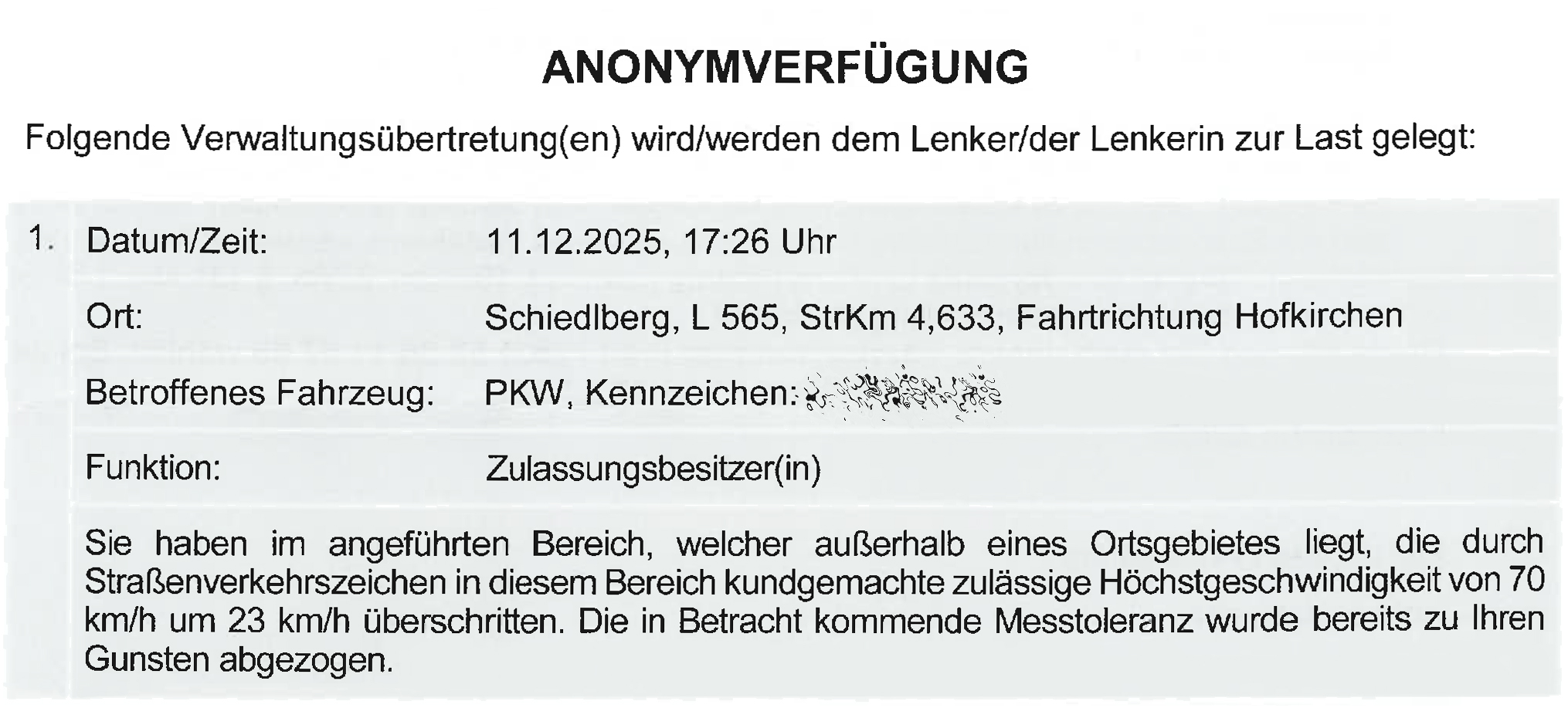 Schlecht gescannte behördliche Anonymverfügung als unscharfes Rasterbild – fehlende OCR und unzureichende Scanqualität erschweren Lesbarkeit und Weiterverarbeitung Der Screenshot zeigt einen Ausschnitt aus einer eingescannten PDF-Datei einer behördlichen Anonymverfügung – also einem offiziell relevanten Dokument, das ursprünglich physisch erstellt, anschließend jedoch lediglich abfotografiert oder qualitativ minderwertig eingescannt und digital weiterverarbeitet wurde. Bereits auf den ersten Blick fällt die unruhige, leicht verwaschene Darstellung der Schrift auf: Die Buchstaben wirken nicht sauber abgegrenzt, sondern leicht ausgefranst und inhomogen, was auf eine unzureichende Scanauflösung oder eine fehlerhafte Nachbearbeitung hindeutet. Besonders kritisch ist die fehlende strukturelle Klarheit des Dokuments. Die typischen Merkmale eines hochwertigen OCR-Scans – klar definierte Textkanten, gleichmäßiger Kontrast und saubere Segmentierung der Inhalte – sind hier nicht gegeben. Stattdessen scheint es sich um ein reines Rasterbild zu handeln, bei dem Text und Hintergrund nicht getrennt verarbeitet wurden. Das führt dazu, dass der Inhalt für Texterkennungssysteme nur eingeschränkt oder fehlerhaft interpretierbar ist. In der Praxis bedeutet das: Automatisierte Weiterverarbeitung, Durchsuchbarkeit oder Integration in digitale Workflows sind massiv erschwert oder schlicht nicht möglich. Hinzu kommt die visuelle Wirkung: Trotz des offiziellen Charakters des Dokuments entsteht durch die mangelhafte Scanqualität ein unprofessioneller Gesamteindruck. Unschärfen, leichte Grauschleier im Hintergrund und eine insgesamt „flache“ Darstellung lassen das Dokument eher wie eine hastige Notlösung wirken als wie eine formell korrekte behördliche Mitteilung. Gerade in einem Kontext, in dem es um rechtlich relevante Inhalte wie Verkehrsverstöße geht, untergräbt eine solche Darstellung die wahrgenommene Seriosität der ausstellenden Stelle. Technisch betrachtet wäre dieses Problem heute trivial vermeidbar. Moderne Multifunktionsgeräte in Kombination mit aktuellen Softwarelösungen ermöglichen eine deutlich bessere Digitalisierung: Mit sauberen Scanprofilen, ausreichender DPI-Einstellung und aktivierter OCR lassen sich Dokumente erzeugen, die sowohl visuell klar als auch maschinenlesbar sind. Selbst unter Linux – etwa mit Tools wie NAPS2 oder über eSCL/AirScan direkt aus Anwendungen wie Simple Scan – ist eine hochwertige, treiberlose Scanpipeline problemlos umsetzbar. Das gezeigte Beispiel steht damit sinnbildlich für einen veralteten Workflow: Statt strukturierter Digitalisierung wurde lediglich ein Bild erzeugt. In einer Zeit, in der selbst Standard-Setups präzise OCR-Ergebnisse liefern, ist das nicht mehr zeitgemäß – weder technisch noch in der Außenwirkung. Blitzer in Schiedlberg (Oberösterreich) - Geld für die Staatskasse