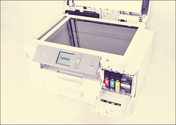 Brother MFC-J4540DWXL Multifunktionsdrucker mit geöffnetem Scanner und sichtbaren Tintenpatronen – eSCL/AirScan kompatibel für treiberloses Scannen unter Linux Das abgebildete Multifunktionsgerät, ein Brother MFC-J4540DWXL, präsentiert sich in einer bewusst geöffneten Arbeitsstellung und gibt damit einen direkten Einblick in seine Kernfunktionen als Scan- und Drucksystem. Die geöffnete Scannerabdeckung legt die Glasfläche frei, die für Flachbettscans genutzt wird – ein zentrales Element des Artikels, da hier die Qualität der Digitalisierung von Dokumenten maßgeblich entsteht. Die klare, plane Scanfläche signalisiert bereits auf den ersten Blick: Hier entscheidet sich, ob ein Dokument sauber erfasst oder zur OCR-Katastrophe wird. Gleichzeitig ist die Frontklappe geöffnet, wodurch der Blick auf die eingesetzten Tintenpatronen freigegeben wird. Besonders auffällig: Die schwarze Patrone stammt offensichtlich nicht vom Originalhersteller, sondern von einem Drittanbieter. Das ist kein Zufall, sondern ein praxisnaher Hinweis auf die Alltagstauglichkeit des Geräts – auch mit alternativen Verbrauchsmaterialien arbeitet der Drucker stabil und zuverlässig, ohne sofort in Fehlermeldungen oder Einschränkungen zu verfallen. Für preisbewusste Anwender ein nicht zu unterschätzender Faktor. Das Gerät ist eingeschaltet, was sich durch das aktive Bedienfeld mit dem gut sichtbaren Brother-Logo und den Statusanzeigen zeigt. Dadurch wirkt das Bild nicht wie ein steriles Produktfoto, sondern wie eine echte Arbeitssituation – genau das, was man in einer praxisorientierten Umgebung erwarten würde. Insgesamt transportiert das Bild mehr als nur Hardware: Es zeigt ein funktionales Werkzeug für den Alltag. Der Brother MFC-J4540DWXL ist nicht nur ein klassischer Drucker, sondern ein vielseitiges Gerät, das insbesondere durch seine Unterstützung von eSCL (AirScan) auch im Linux-Umfeld punktet. Dadurch lässt er sich ohne proprietäre Treiber direkt mit Tools wie Simple Scan oder NAPS2 ansprechen – ein klarer Vorteil für Nutzer, die auf langfristige Kompatibilität und wartungsarme Systeme setzen. Als visuelles Element eignet sich das Gerät daher nicht nur zur Illustration, sondern auch als Statement: moderne Peripherie, die funktioniert, ohne dass man sich mit Treiberhölle und Hersteller-Gängelung herumschlagen muss. Foto von Veronika Helga Vetter - Computerheld Linz / GWS2.de / März 2026